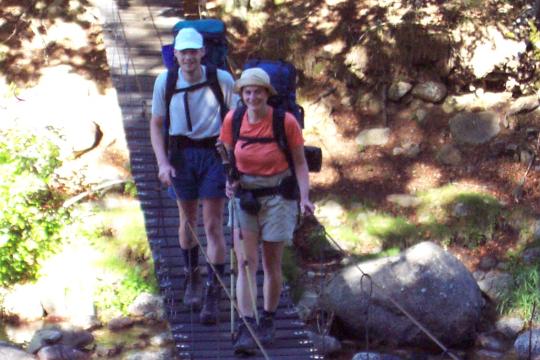 Rainer und Christine &uuml;berqueren eine H&auml;ngebr&uuml;cke